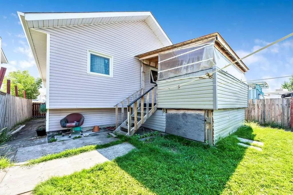 318 Applewood Drive SE — photo 2