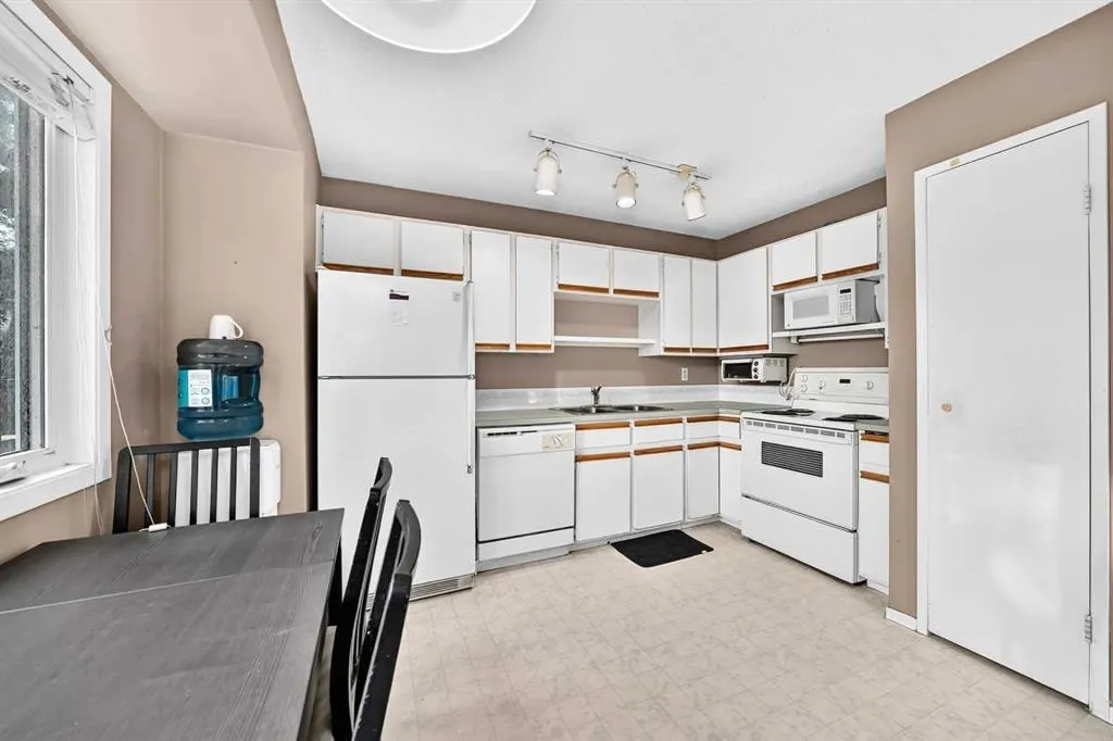 123 Queensland Drive SE #13 — photo 3