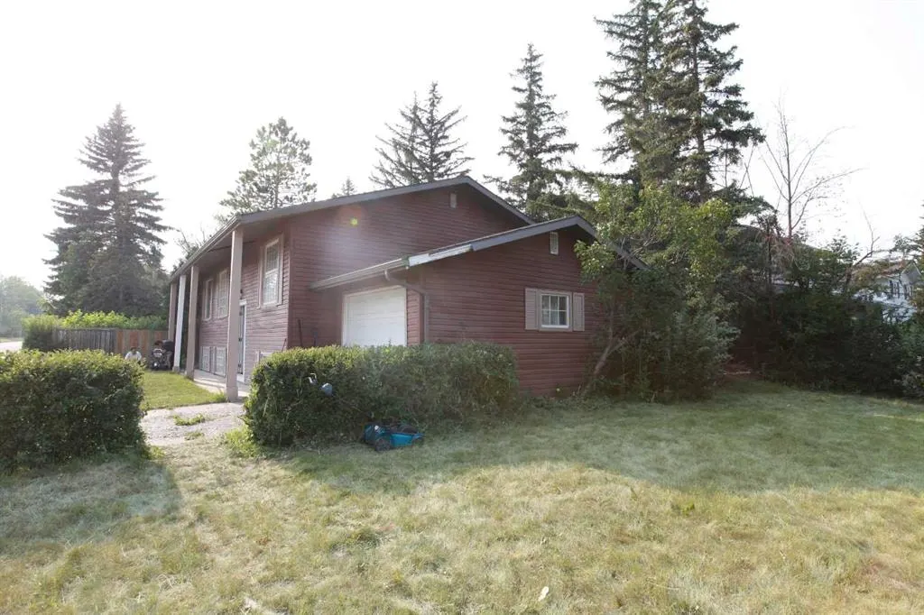 904 73 Avenue SW — photo 2