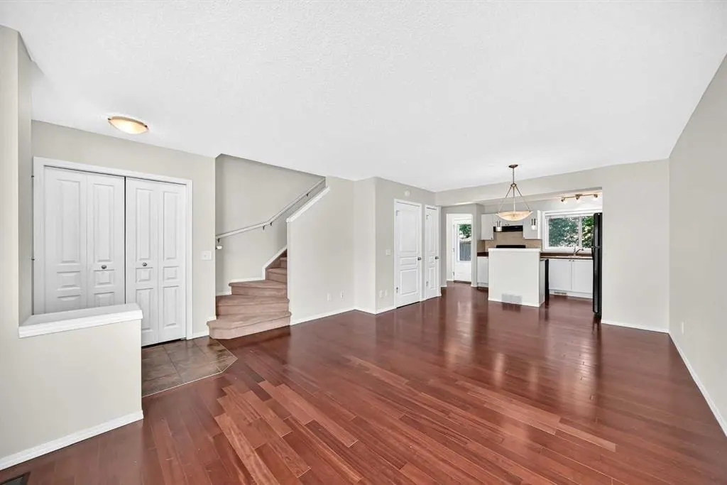 321 Elgin Point SE — photo 2