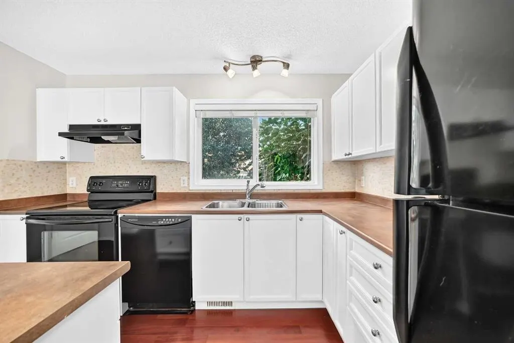 321 Elgin Point SE — photo 3