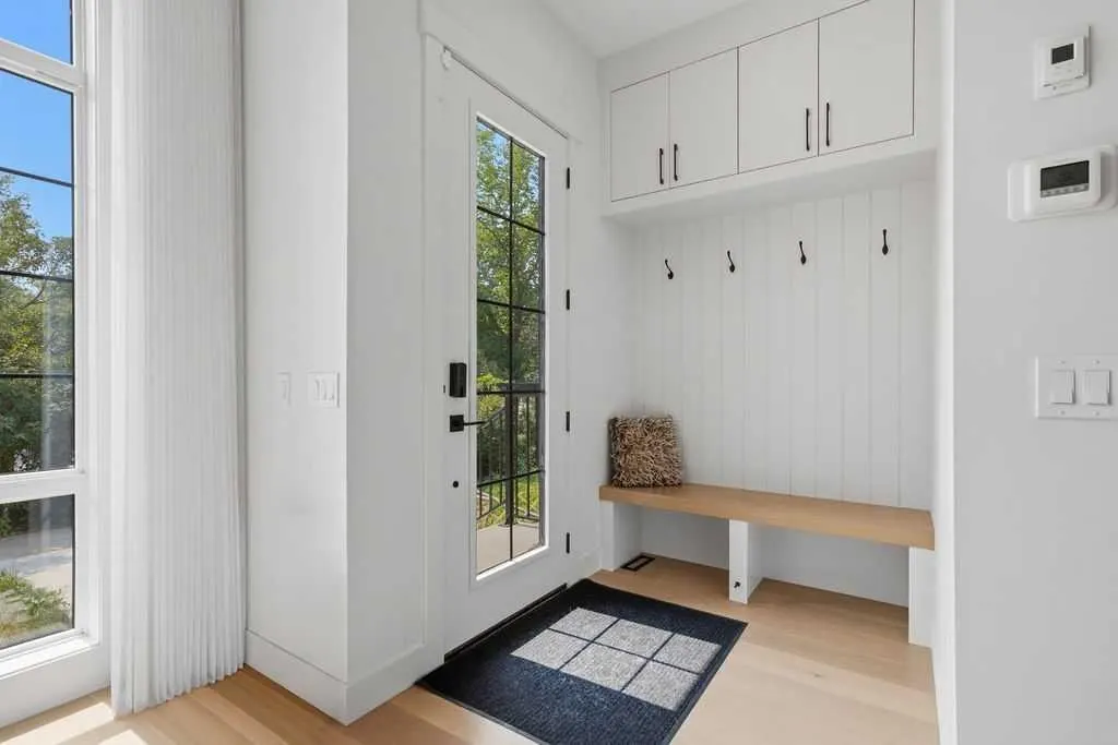 136 10 Avenue NW — photo 2