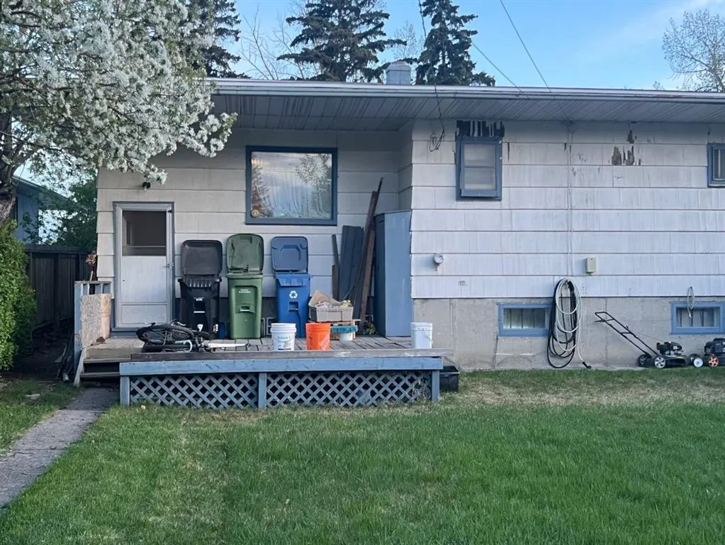 836 69 Avenue SW — photo 2