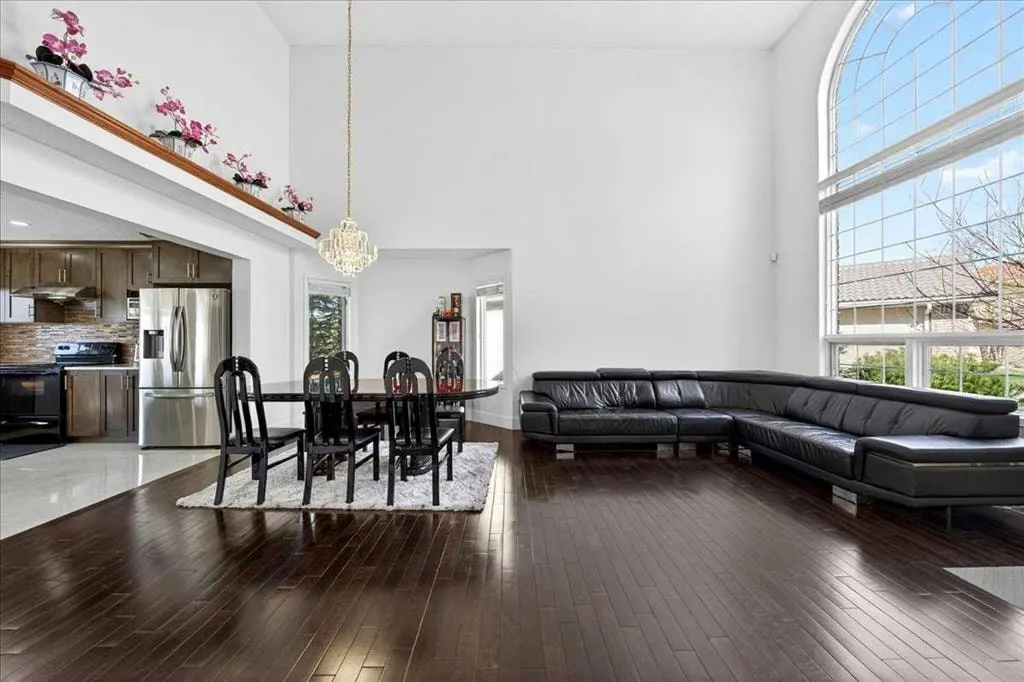 98 Hampstead Circle NW — photo 3