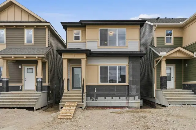 92 Buffaloberry Manor SE