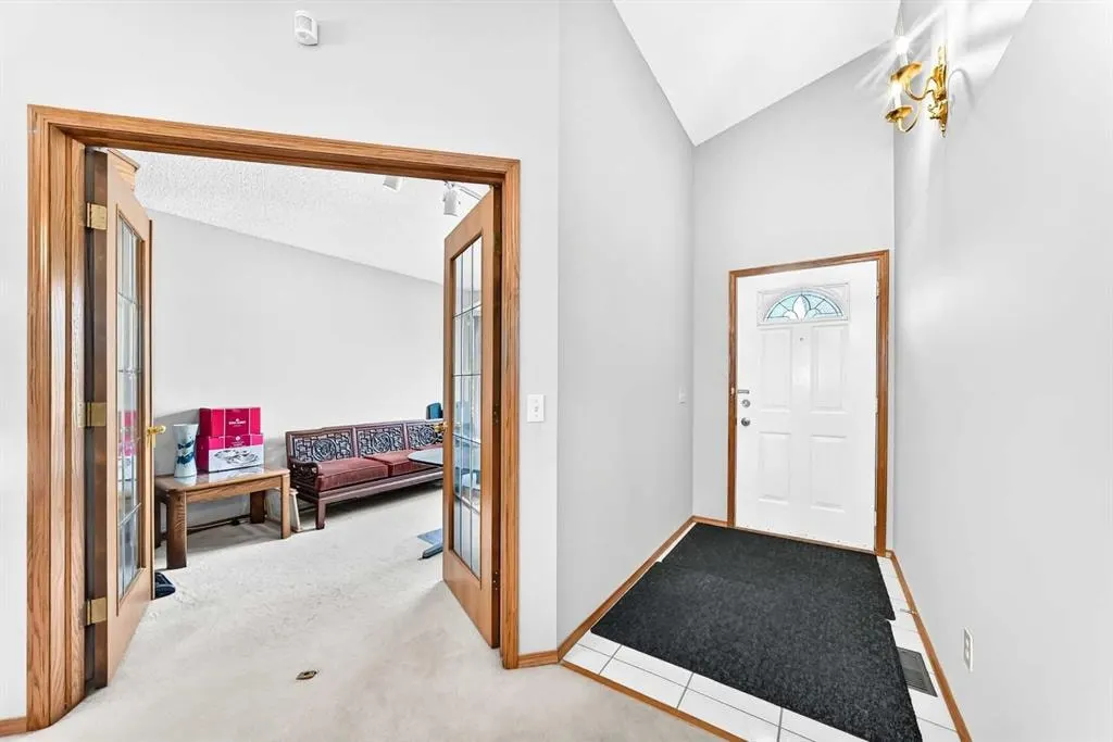 184 Hampshire Circle NW — photo 3