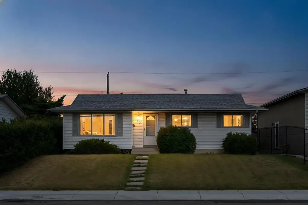 112 Penmeadows Close SE — photo 2