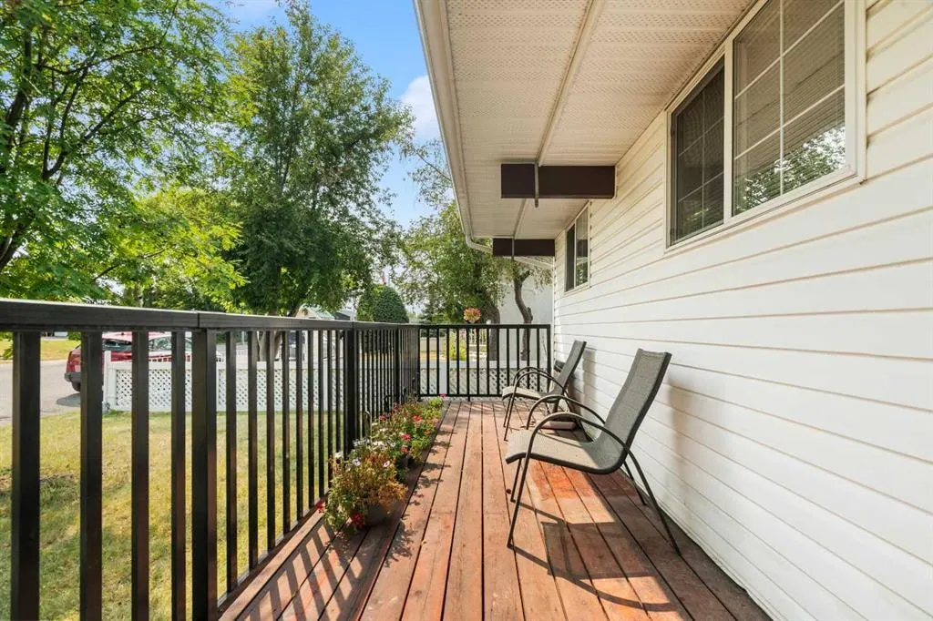 613 Olympia Crescent SE — photo 3
