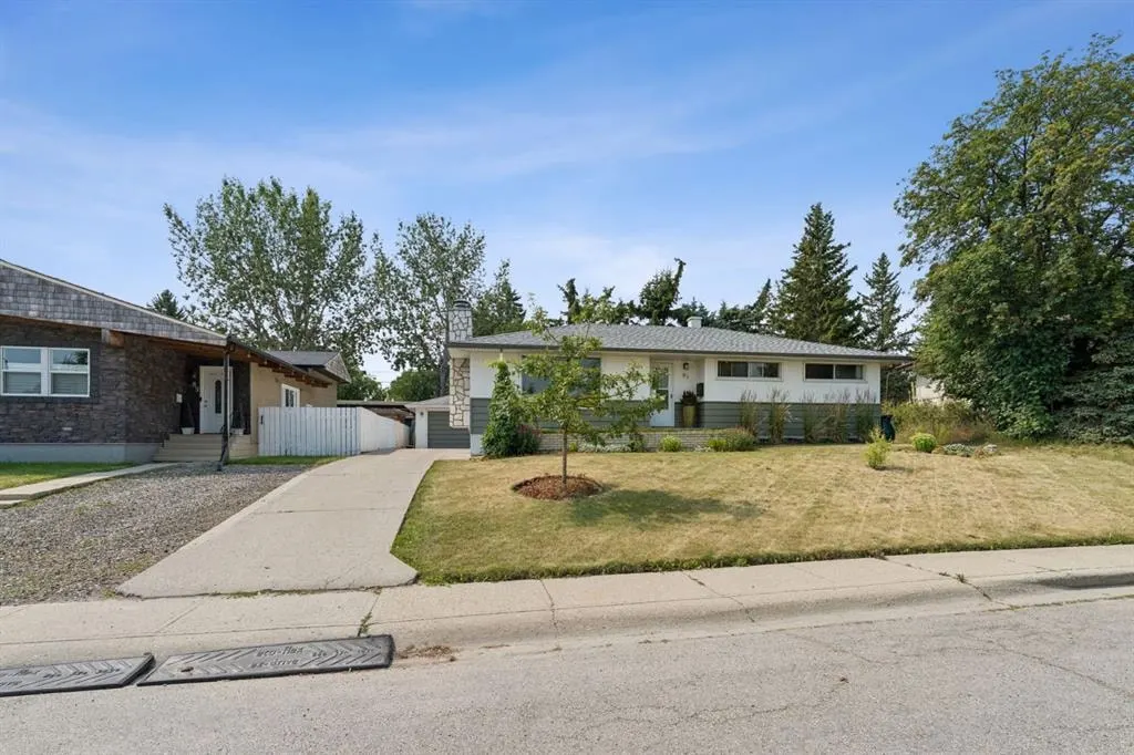 91 Winslow Crescent SW — photo 2