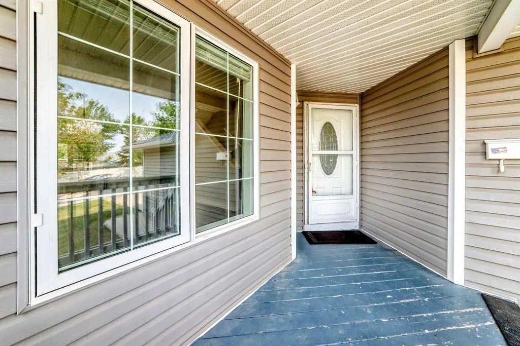 147 Macewan Drive NW — photo 2