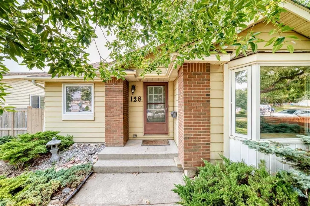 128 Erin Woods Drive SE — photo 2