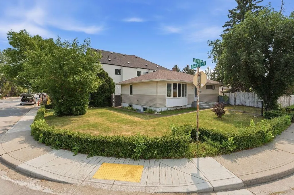 5604 21 Street SW — photo 2