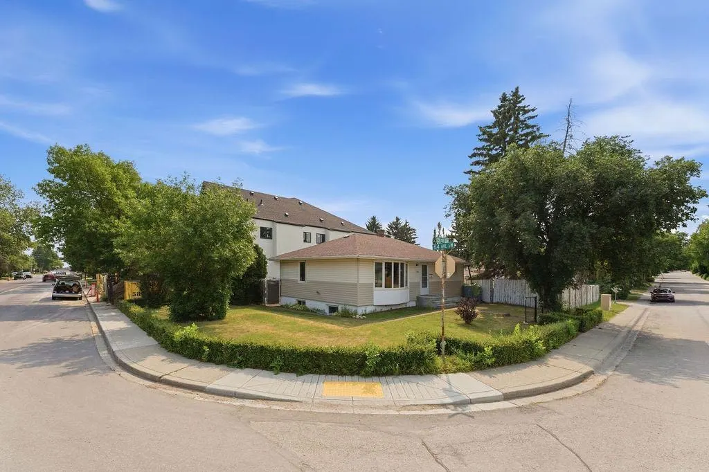 5604 21 Street SW — photo 3