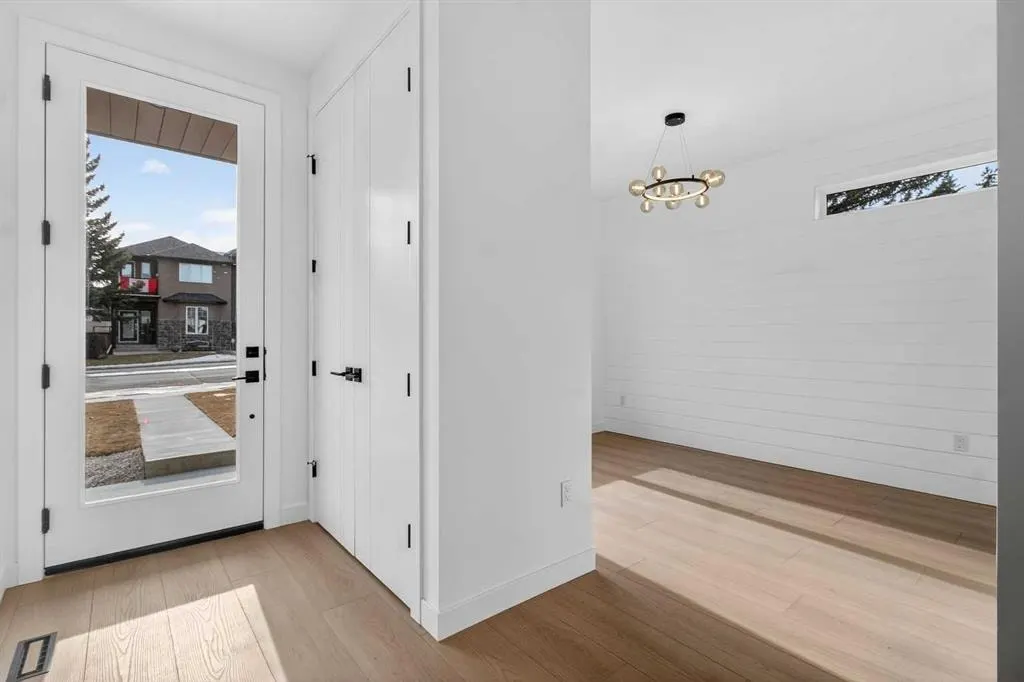 720 52 Avenue SW — photo 3