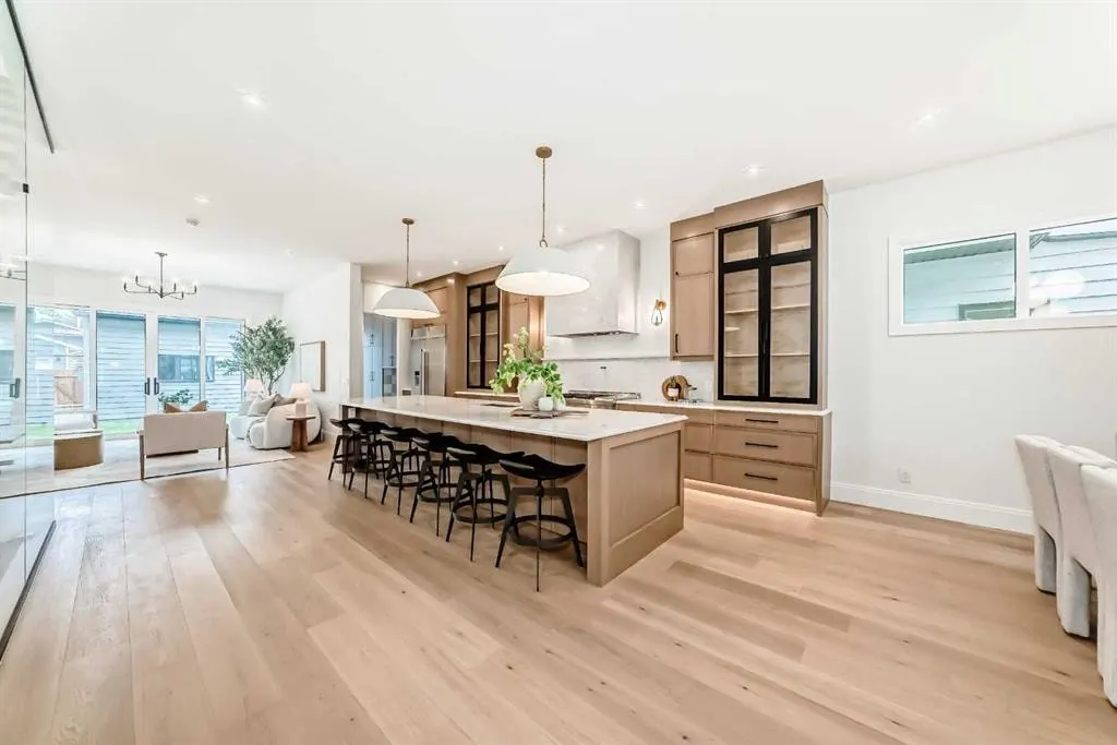 1612 49 Avenue SW — photo 3