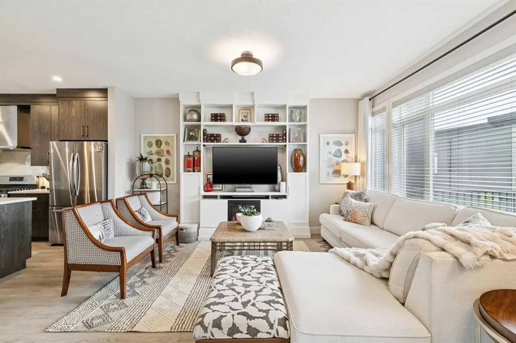 17 Royal Elm Green NW — photo 3