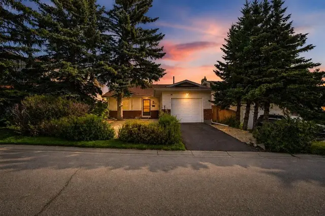 36 Coach Manor Rise SW