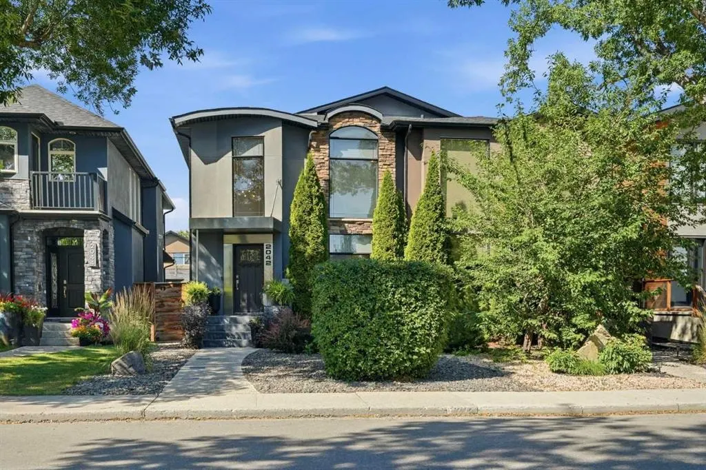 2042 49 Avenue SW — photo 1