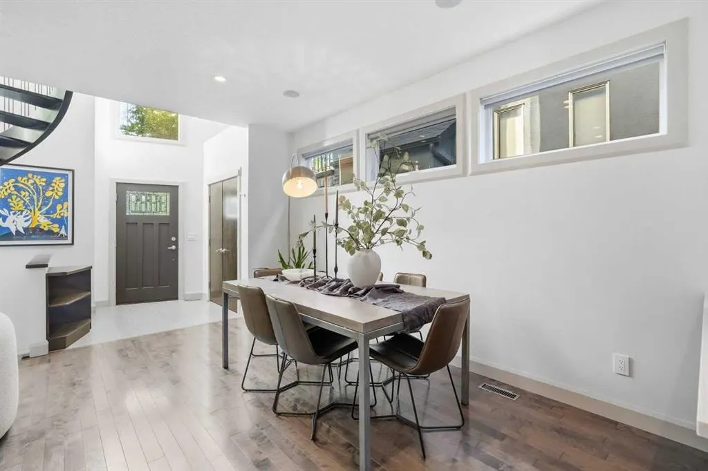 2042 49 Avenue SW — photo 3