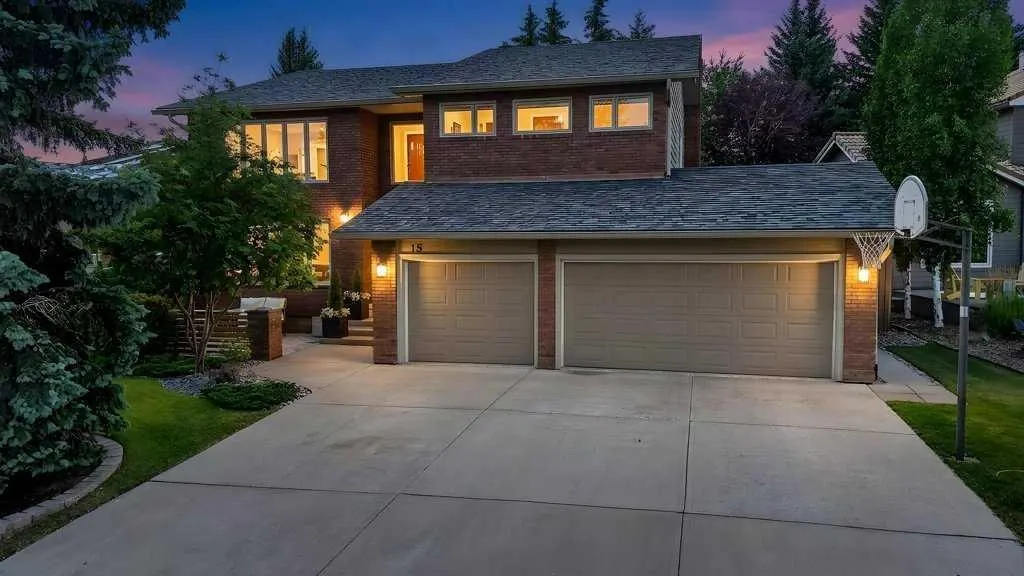 15 Woodacres Way SW — photo 2