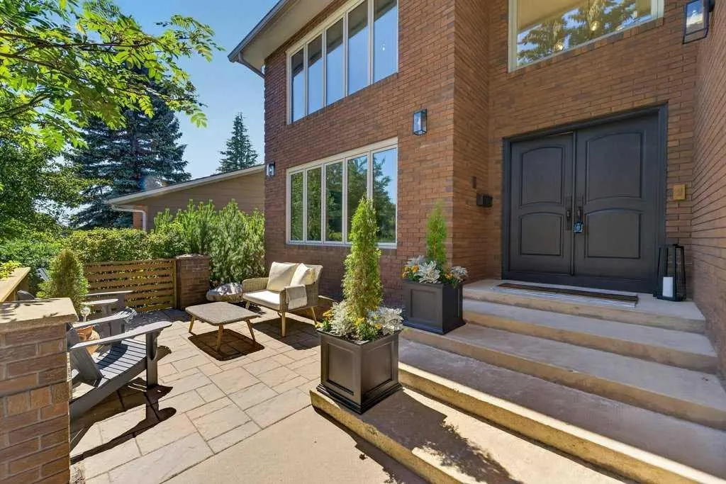 15 Woodacres Way SW — photo 3