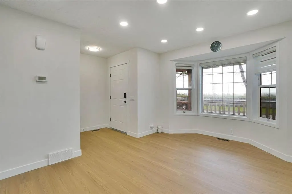 112 Martinglen Close NE — photo 2