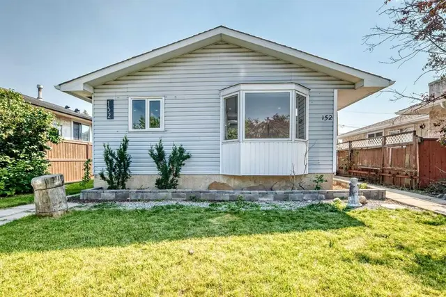 152 Maranda Close NE