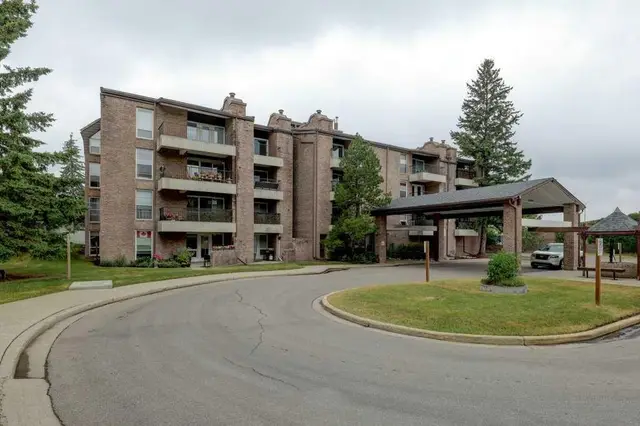 201 Braeglen Close SW #1405