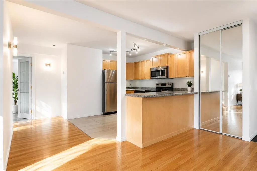 210 25 Avenue SW #10 — photo 2