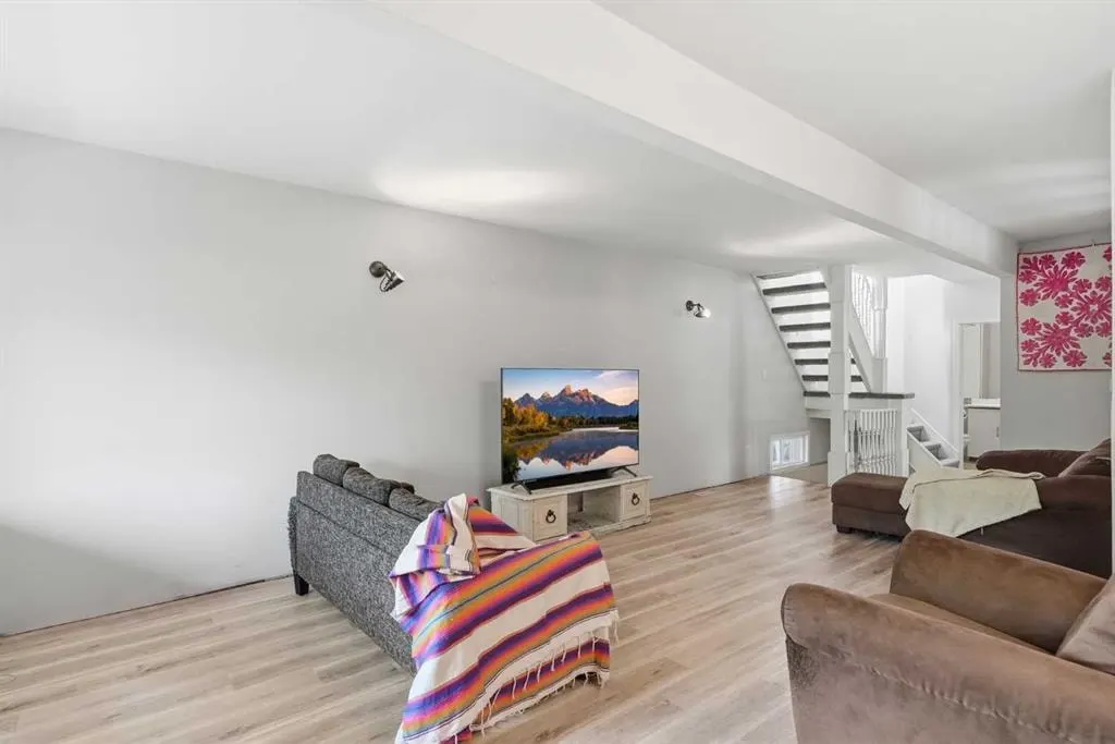 211 7 Street NE — photo 3