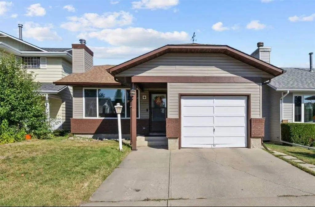 12 Cedargrove Road SW — photo 2