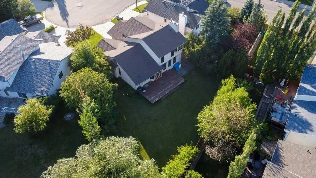 44 Hawkstone Drive NW — photo 3