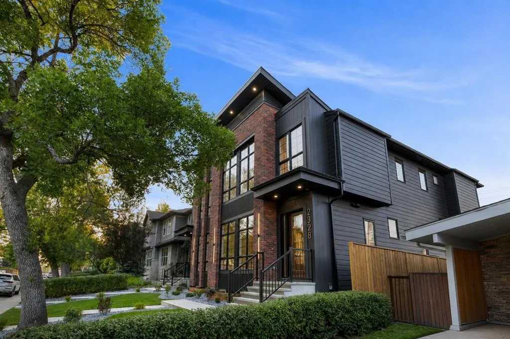 2328 54 Avenue SW — photo 2