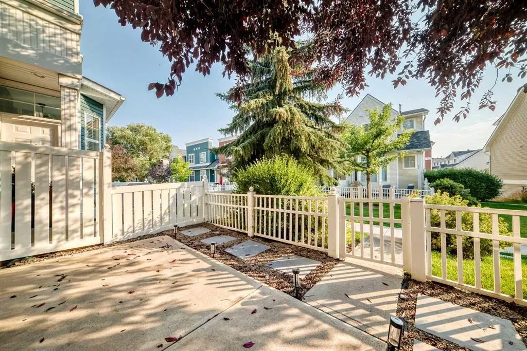 252 McKenzie Towne Link SE — photo 3