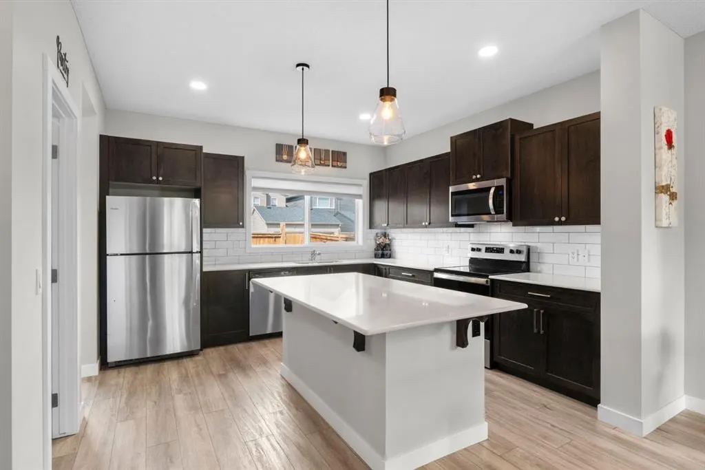 115 Wolf Willow Boulevard SE — photo 2