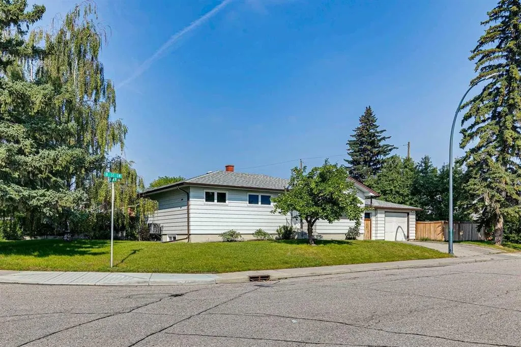 10415 8 Street SW — photo 2