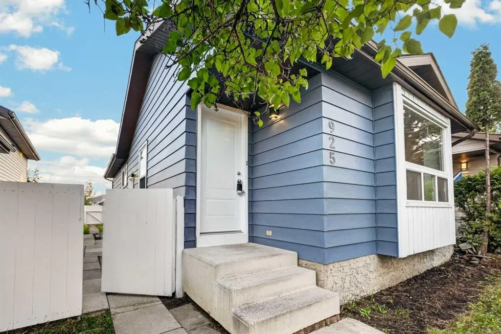 925 Erin Woods Drive SE — photo 2