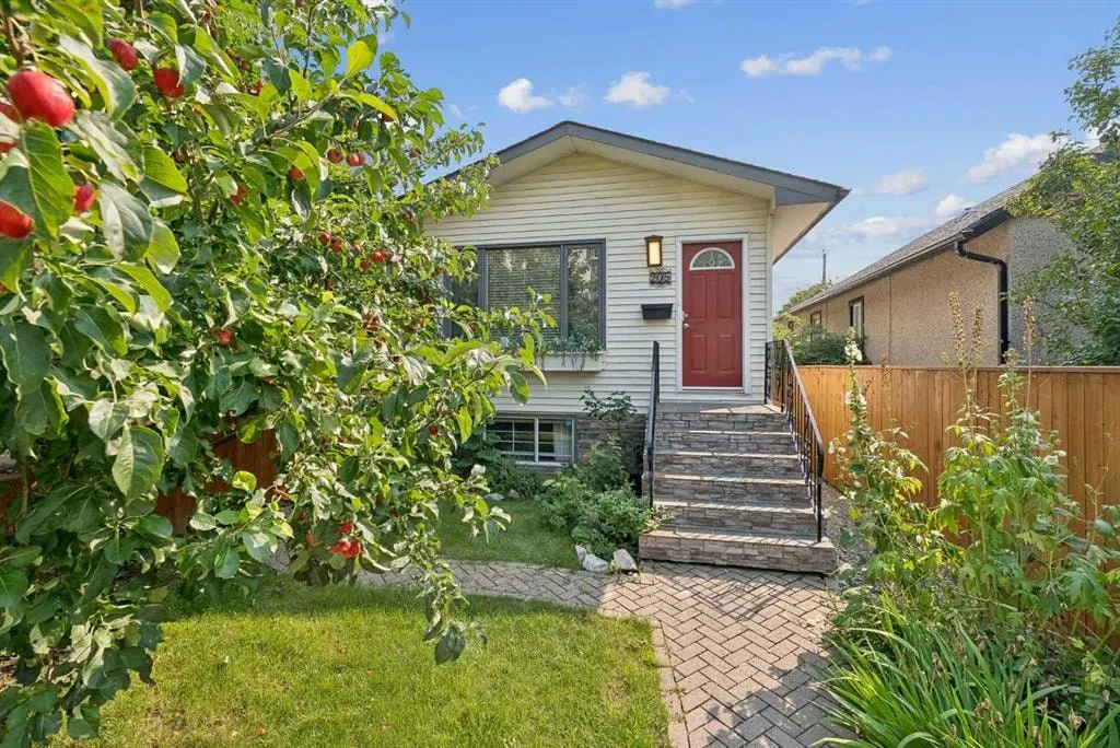 205 15 Avenue NE — photo 3