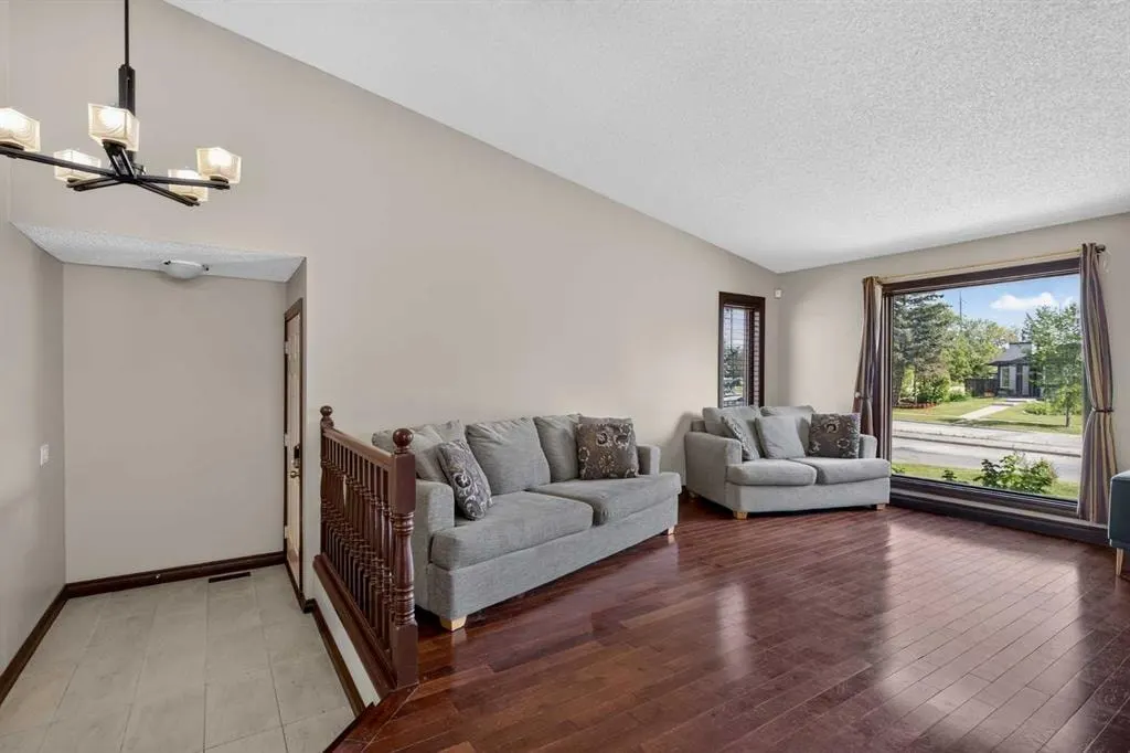 196 Suncrest Way SE — photo 3