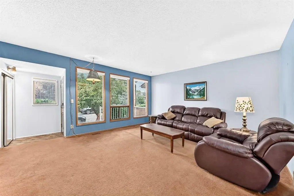 4008 46 Street SW — photo 3