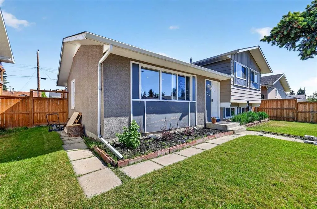 24 Penworth Crescent SE — photo 3