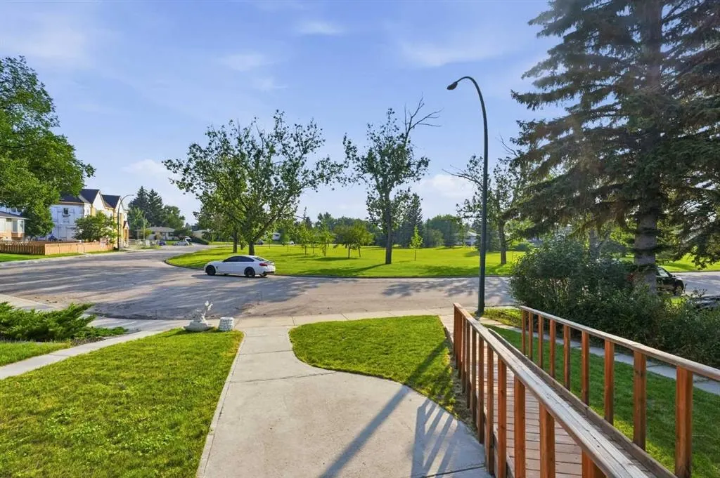 20 Rossburn Crescent SW — photo 2