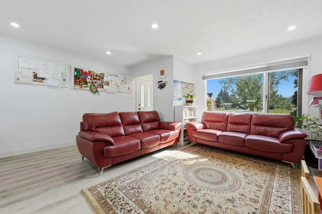 20 Rossburn Crescent SW — photo 3