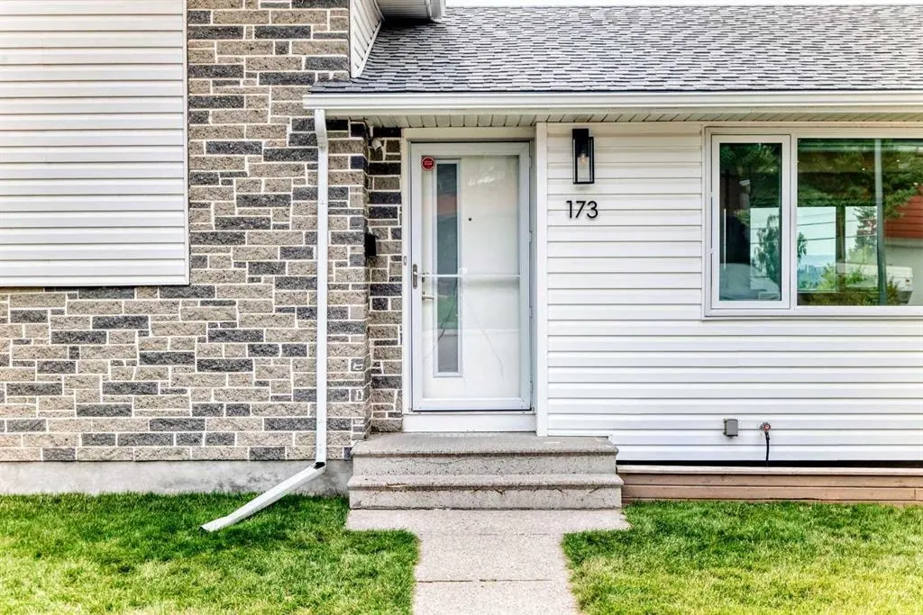 173 Cornwallis Drive NW — photo 2