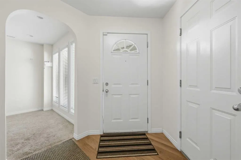 116 Rockyledge Crescent NW — photo 2