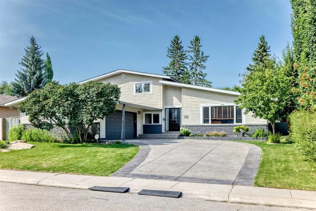 1220 73 Avenue SW — photo 2