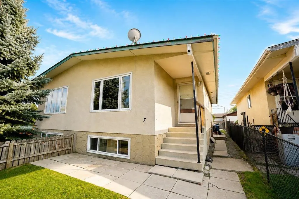 7 Dovercliffe Way SE — photo 2