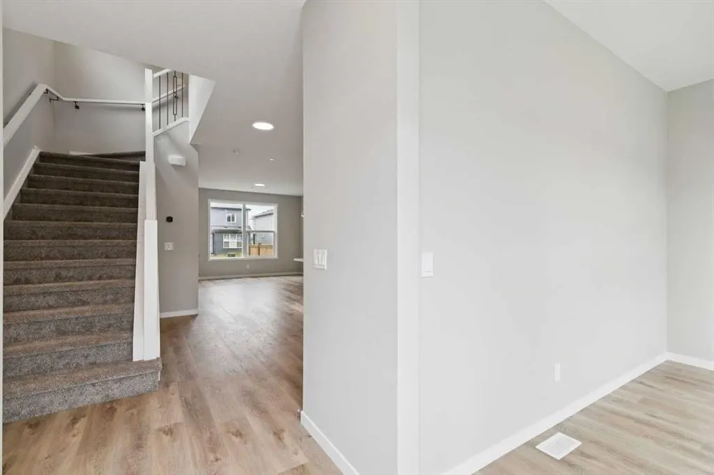 413 Hotchkiss Drive SE — photo 2