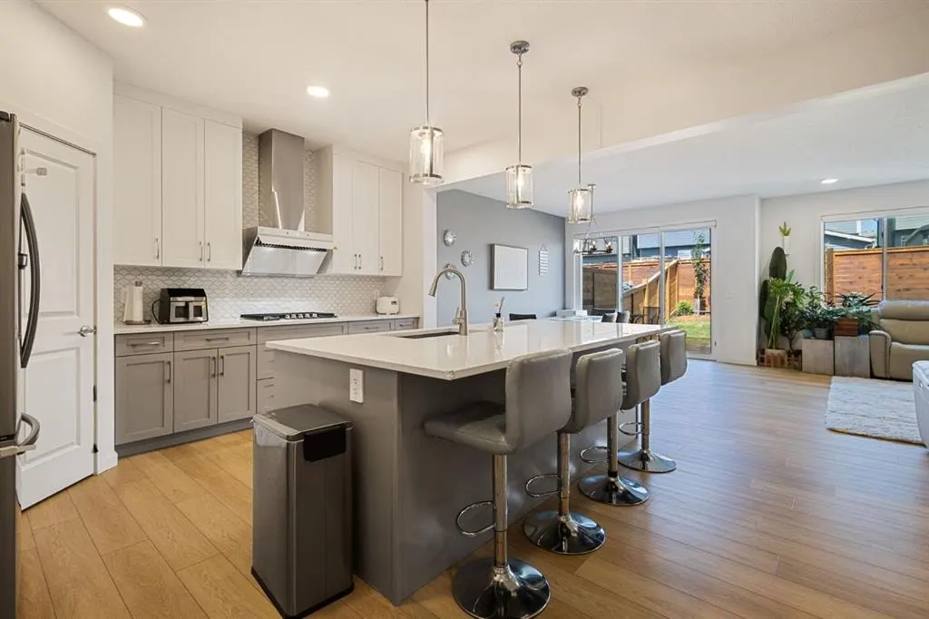 147 Royston Rise NW — photo 3