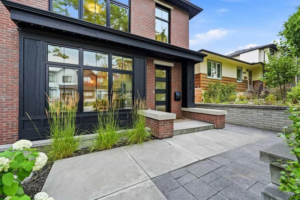 2820 36 Street SW — photo 3